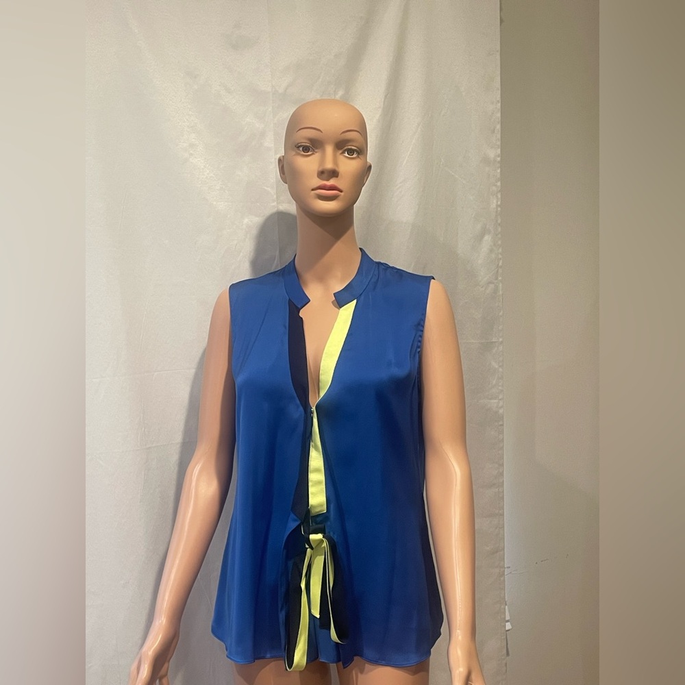 T Tahari Blue Textured Top with Ribbed Detail